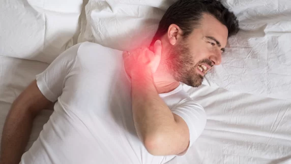 آلام-الرقبة-بسبب-النوم-الخاطئ