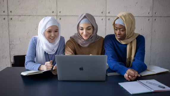 كيفية-التعامل-مع-ابنتك-المراهقة