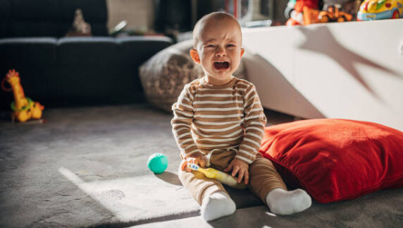 التعامل مع الطفل كثير البكاء