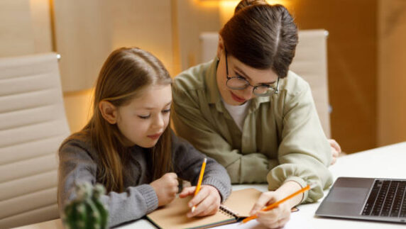 كيفية إلزام الطفل بالمذاكرة والدروس