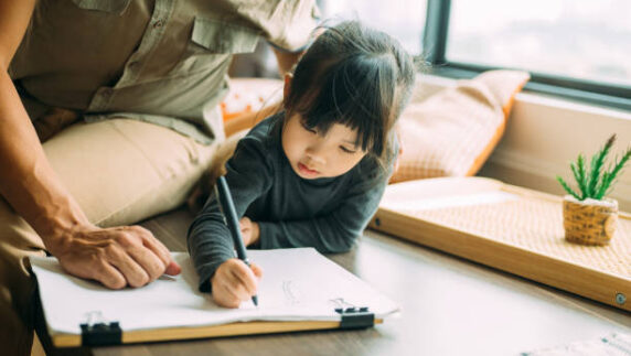 كيفية الزام الطفل بالمذاكرة والدروس